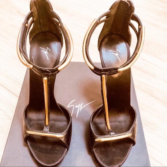 UNWORN Giuseppe Zanotti Black & Gold Pumps - Picture 2 of 8